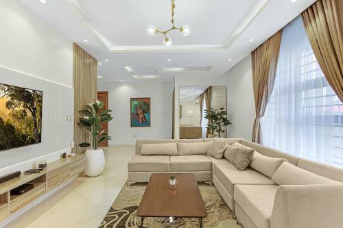 Elizabeth Steve?s Luxury 2 Bedroom Apartment