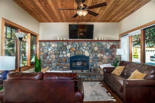 Cozy Cambria Cottage On 13 Acres