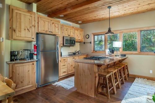 Cozy Cambria Cottage On 13 Acres