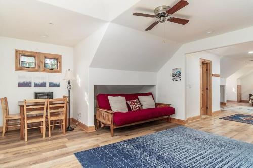 Cozy Cambria Cottage On 13 Acres