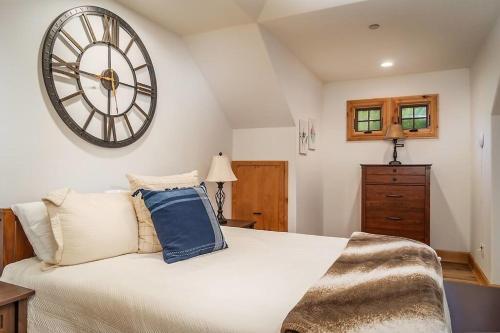 Cozy Cambria Cottage On 13 Acres