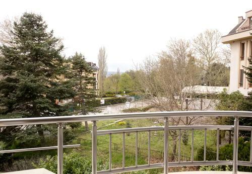 Apartamento Surrounded By Nature In 1-bdr Flat With Balcony