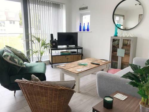Surfers View. 2-bedroom Apartment By The Sea