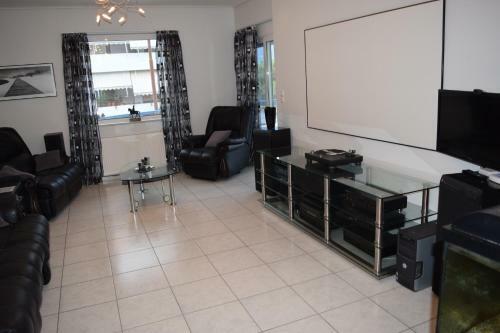 Modern Apartment Close To Sea And Town Centre