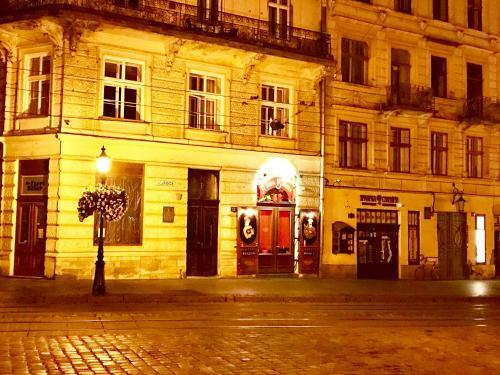 Exclusive Apartment On Square Rynok