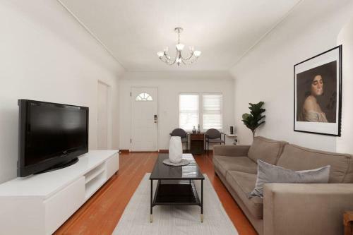 Large 4 Bedroom , 1 Bathroom Upper Suite