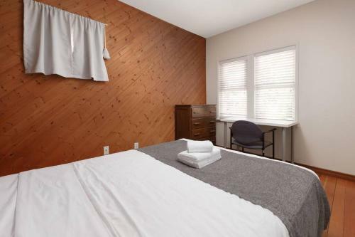 Large 4 Bedroom , 1 Bathroom Upper Suite