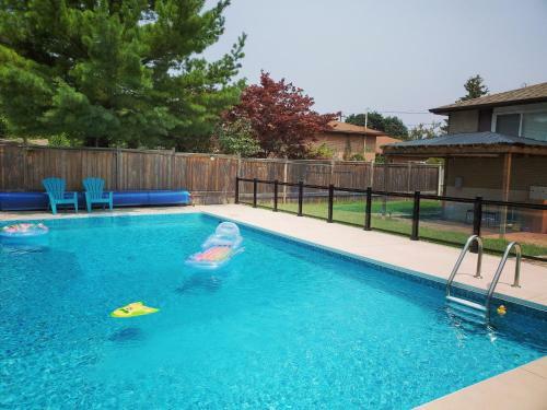Hostal Airport Poolside Home