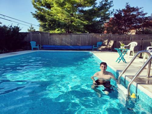 Hostal Airport Poolside Home