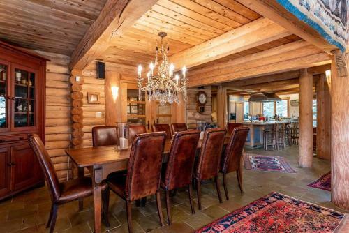 Cozy And Luxurious Alpine Log Home Chalet