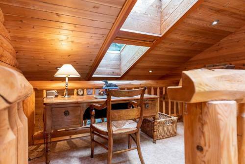 Cozy And Luxurious Alpine Log Home Chalet