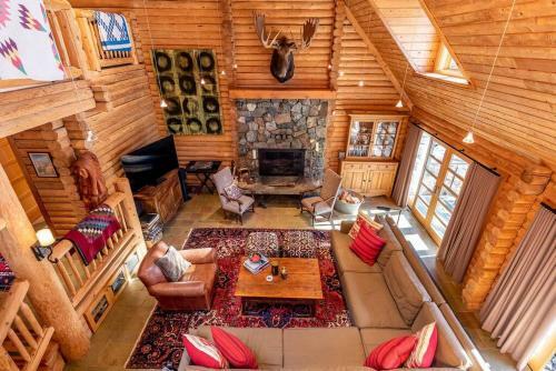 Cozy And Luxurious Alpine Log Home Chalet