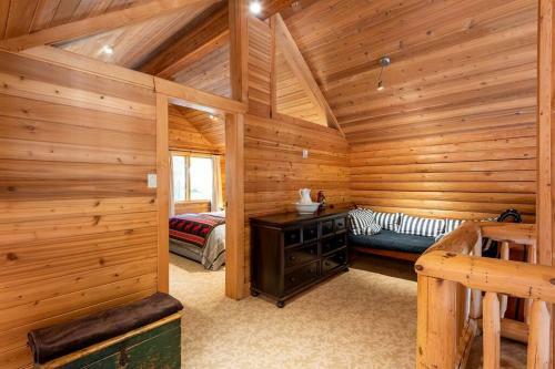 Cozy And Luxurious Alpine Log Home Chalet