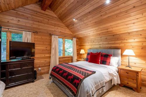 Cozy And Luxurious Alpine Log Home Chalet