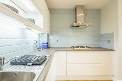 Executive 2br Apartment Next To Station + Parking