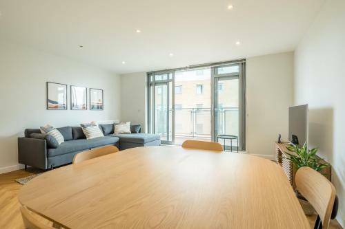 Executive 2br Apartment Next To Station + Parking