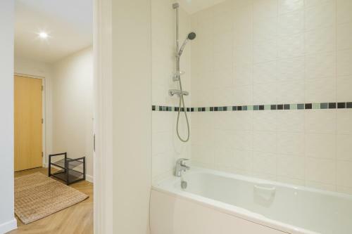 Executive 2br Apartment Next To Station + Parking