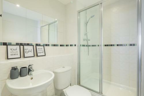 Executive 2br Apartment Next To Station + Parking