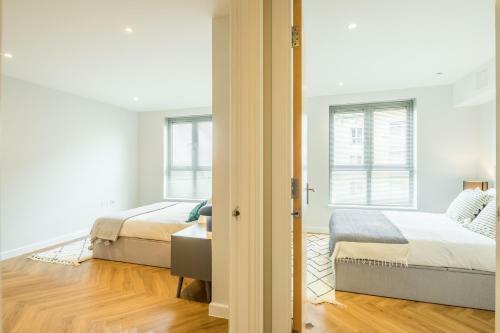 Executive 2br Apartment Next To Station + Parking