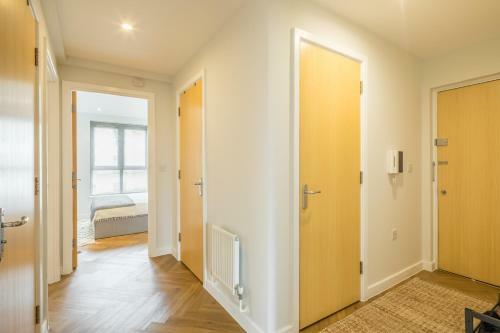 Executive 2br Apartment Next To Station + Parking