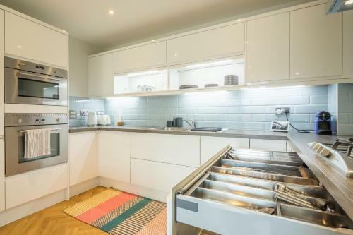 Executive 2br Apartment Next To Station + Parking