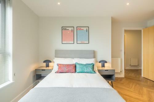 Executive 2br Apartment Next To Station + Parking