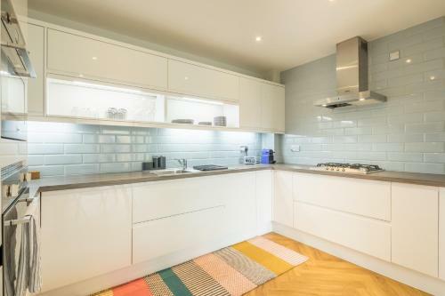 Executive 2br Apartment Next To Station + Parking