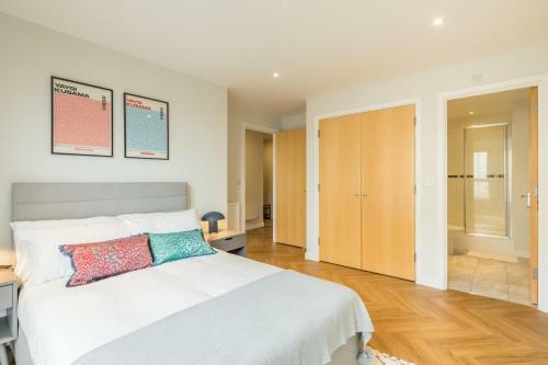Executive 2br Apartment Next To Station + Parking