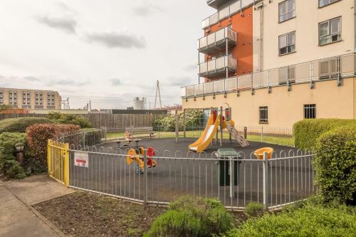 Executive 2br Apartment Next To Station + Parking