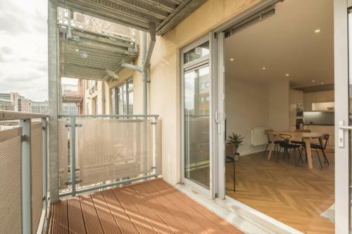 Executive 2br Apartment Next To Station + Parking