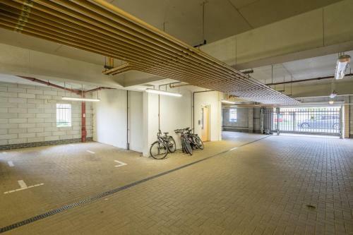 Executive 2br Apartment Next To Station + Parking