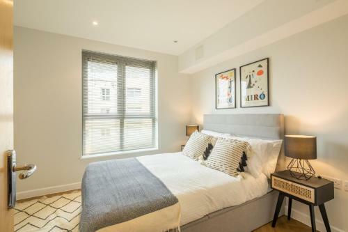 Executive 2br Apartment Next To Station + Parking
