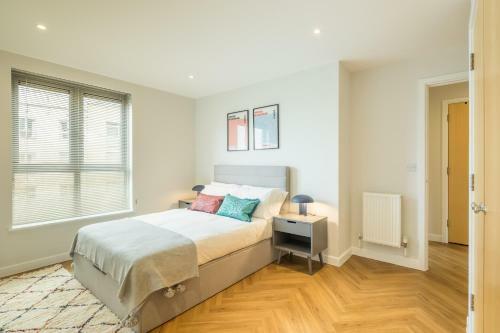 Executive 2br Apartment Next To Station + Parking