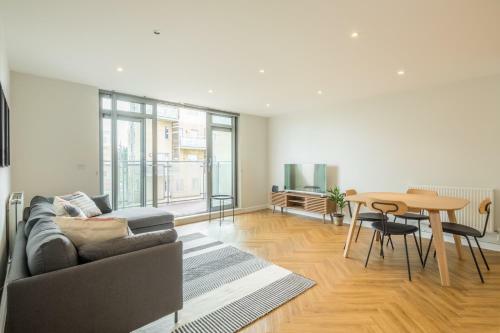 Executive 2br Apartment Next To Station + Parking