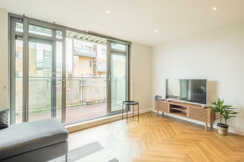 Executive 2br Apartment Next To Station + Parking