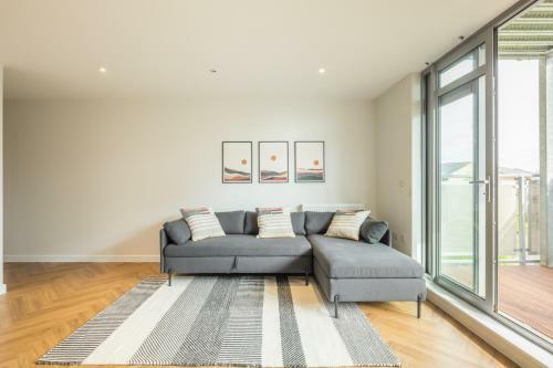 Executive 2br Apartment Next To Station + Parking