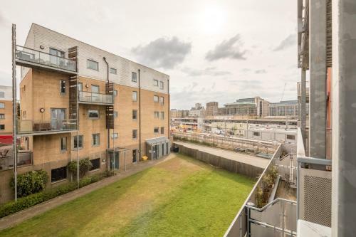 Executive 2br Apartment Next To Station + Parking