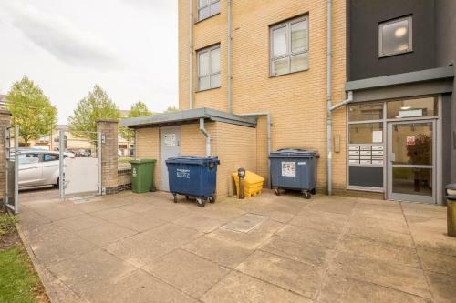 Executive 2br Apartment Next To Station + Parking