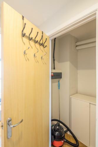 Executive 2br Apartment Next To Station + Parking