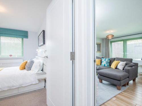 Pass The Keys Beautifully Presented 2 Bed Apartment With Parking