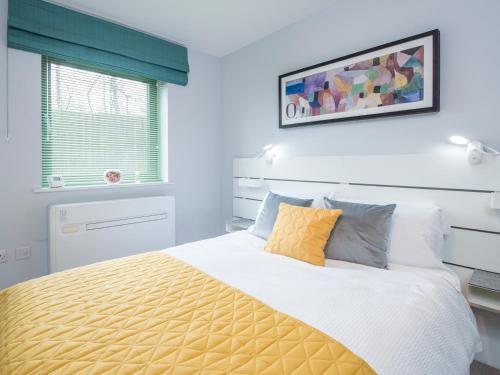 Pass The Keys Beautifully Presented 2 Bed Apartment With Parking