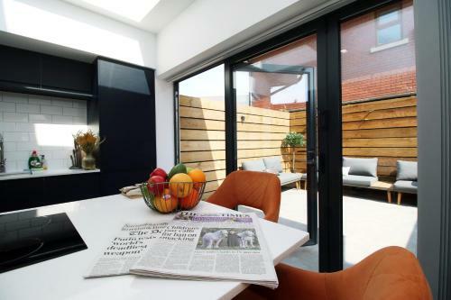 New 2022 Spacious 2 Bed Apartment - Private Courtyard - Underfloor Heating