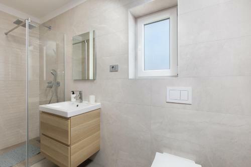 3 Bedroom Apartment Ivana With Private Parking, Punat