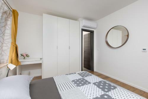 3 Bedroom Apartment Ivana With Private Parking, Punat