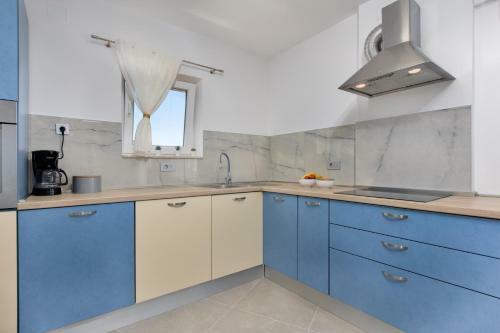 3 Bedroom Apartment Ivana With Private Parking, Punat