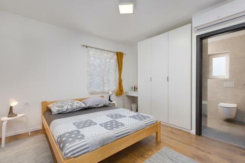 3 Bedroom Apartment Ivana With Private Parking, Punat