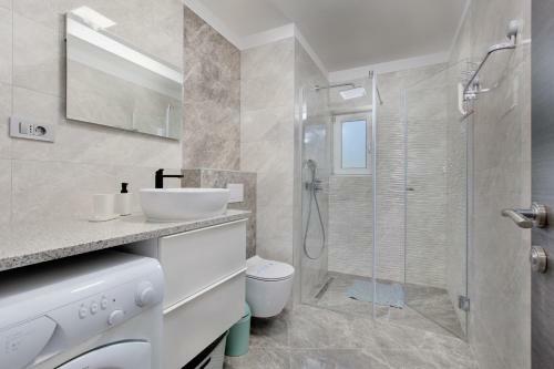 3 Bedroom Apartment Ivana With Private Parking, Punat