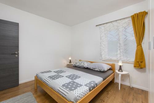 3 Bedroom Apartment Ivana With Private Parking, Punat