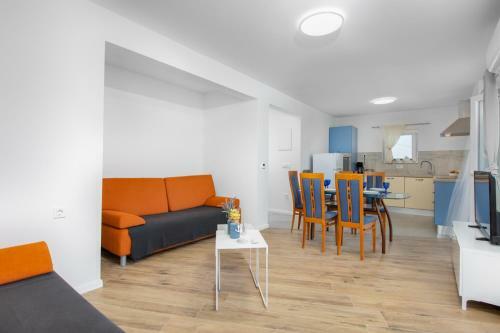 3 Bedroom Apartment Ivana With Private Parking, Punat