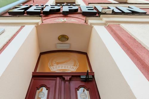 Bed & Breakfast Zeppelin Apartments Simple Acomodation